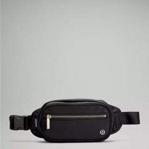 ✨✨Lululemon wanderlust belt back - mint condition